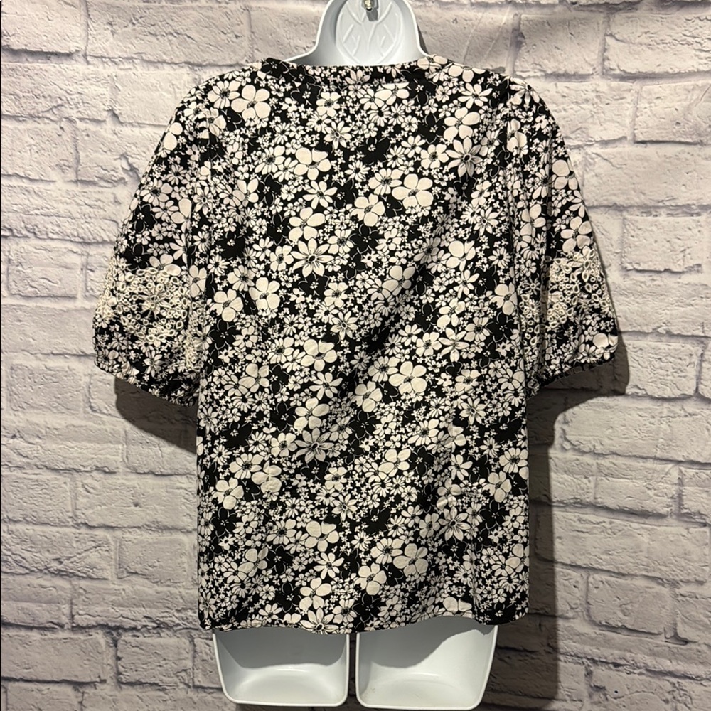 Talbots Petite Black and White Puff Sleeve Floral Blouse Size Medium Petite - Picture 5 of 10